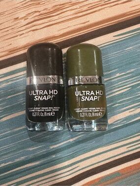 Revlon Ultra HD Snap! Nail Polish Duo - Black & Olive Green commander-in-chief